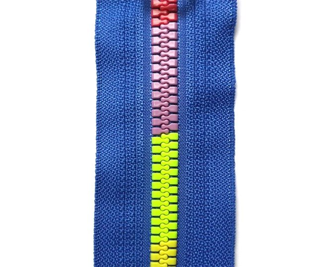 Plastic zipper with four-color teeth