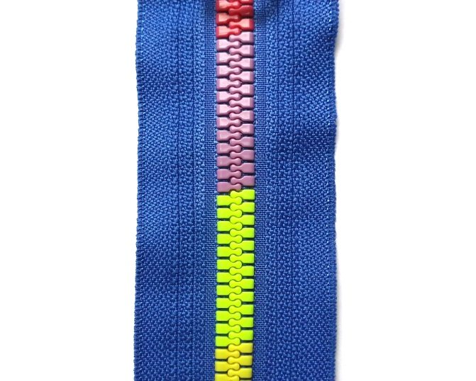 Plastic zipper with four-color teeth