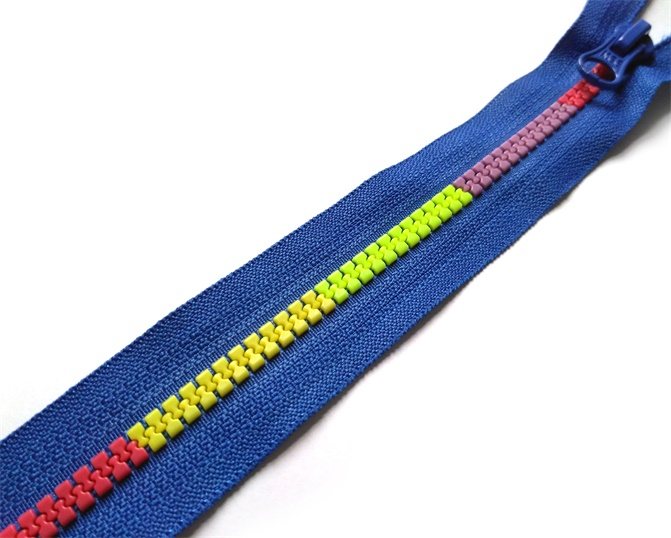 Plastic zipper with four-color teeth