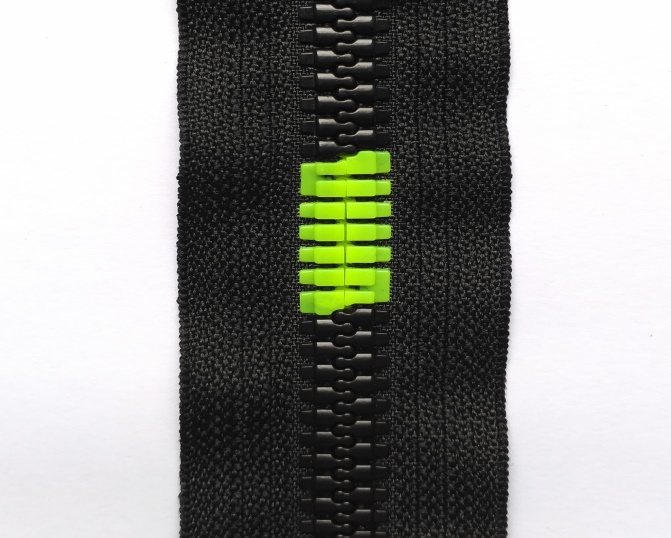 Plastic flash-out zipper